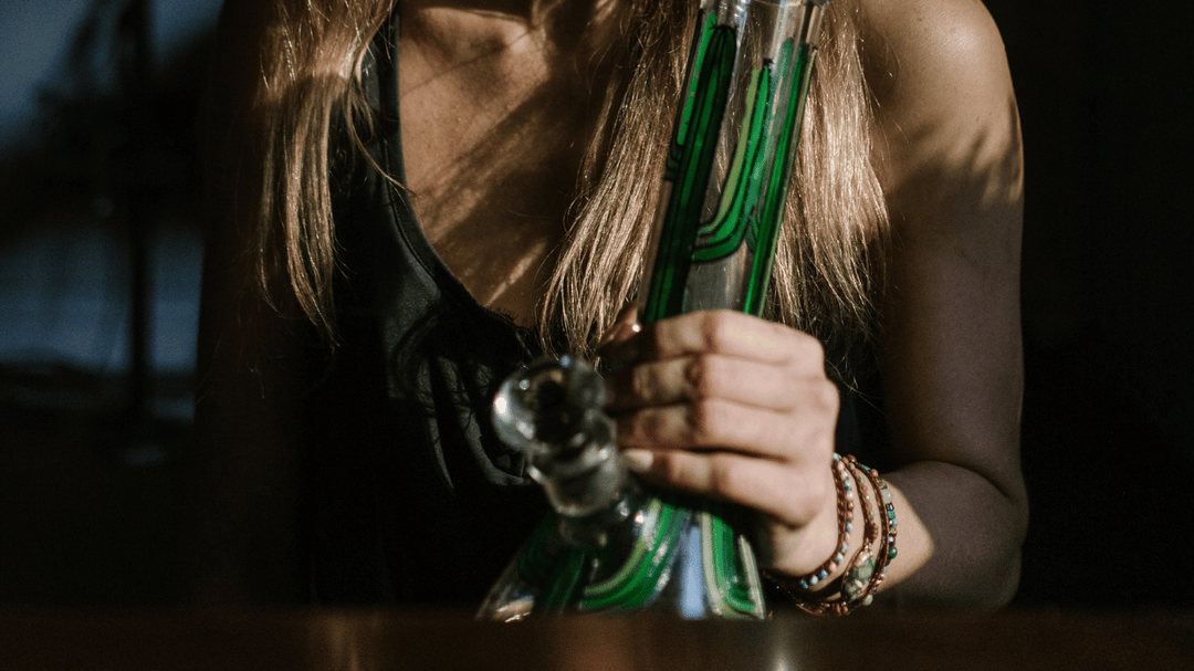 How To Pack A Weed Bowl: Guide To Bong Smoking - Canadian Vaporizers