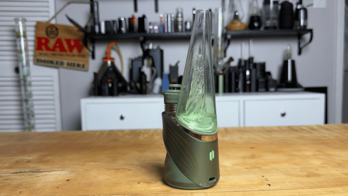 Pictue of Puffco Peak Pro 3DXL on the green heating setting