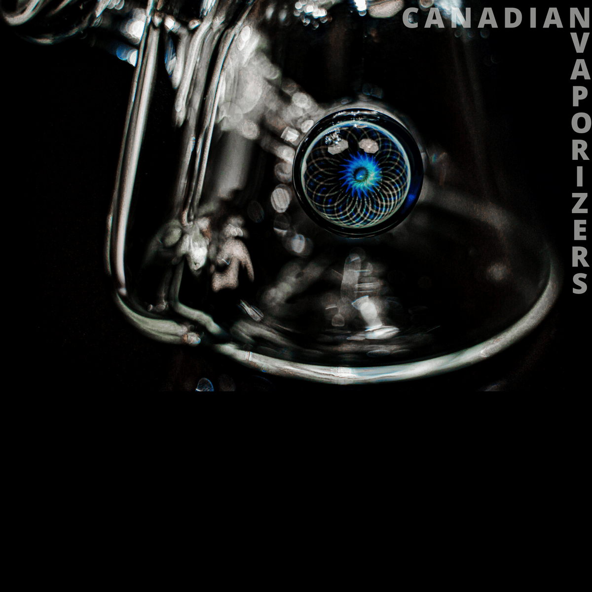 BROWSKI GLASS RECYCLER - Clear glass recycler with a blue spiral-patterned circular accent and sculpted glass chambers.